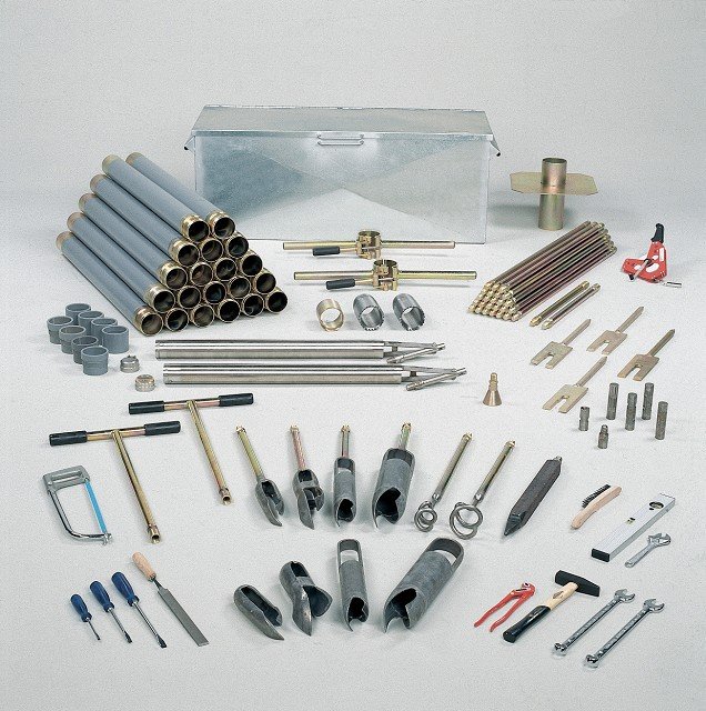Zestaw narzędzi wiertniczych i przyrządów pomocniczych do wierceń ręcznych – materiały firmy Eijkelkamp.